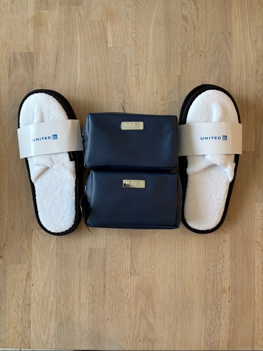 2 sets NEW United Airlines Polaris Luxury Amenity Kits (Perricone MD) & Slippers